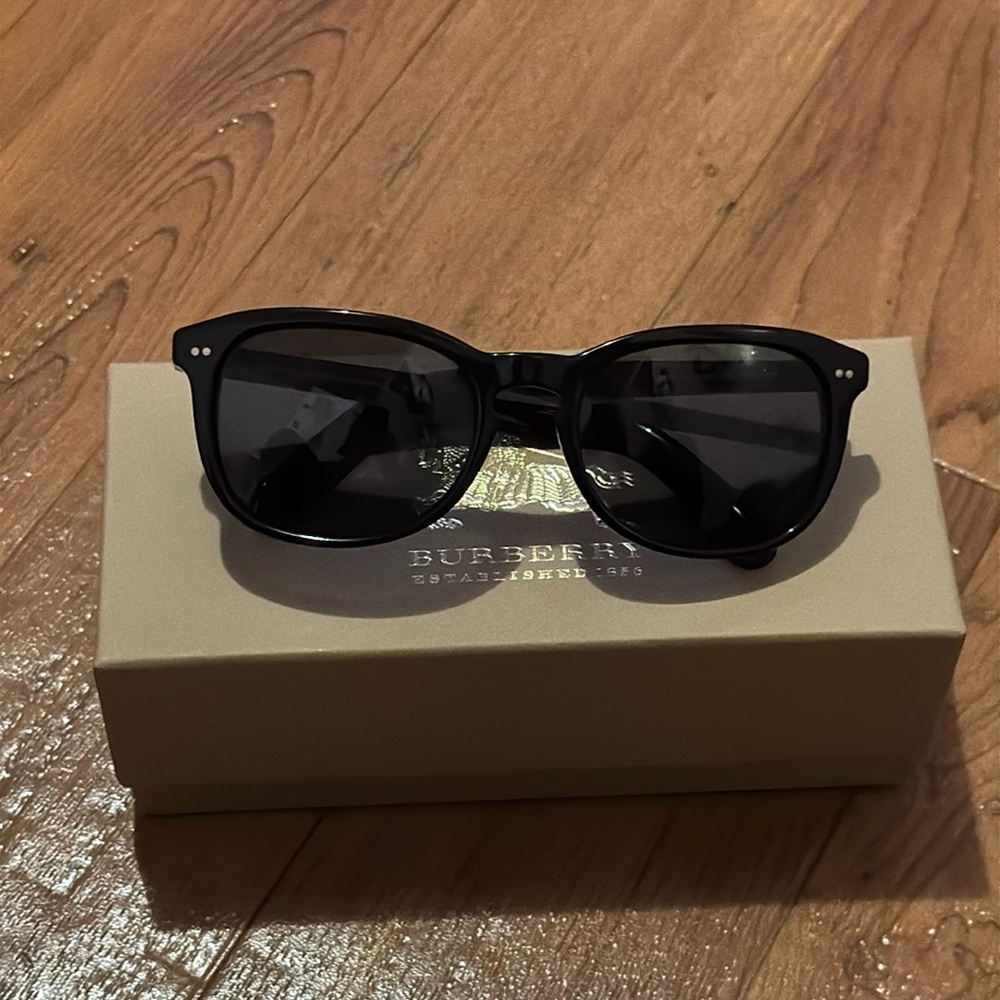 Burberry sunglasses men
With box
B 4214
355487